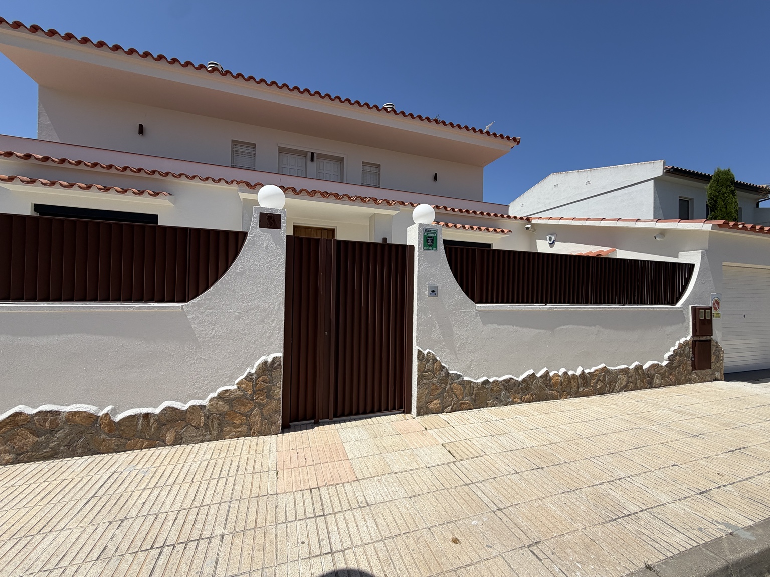 Puerta de acceso y cerramiento metálico exterior