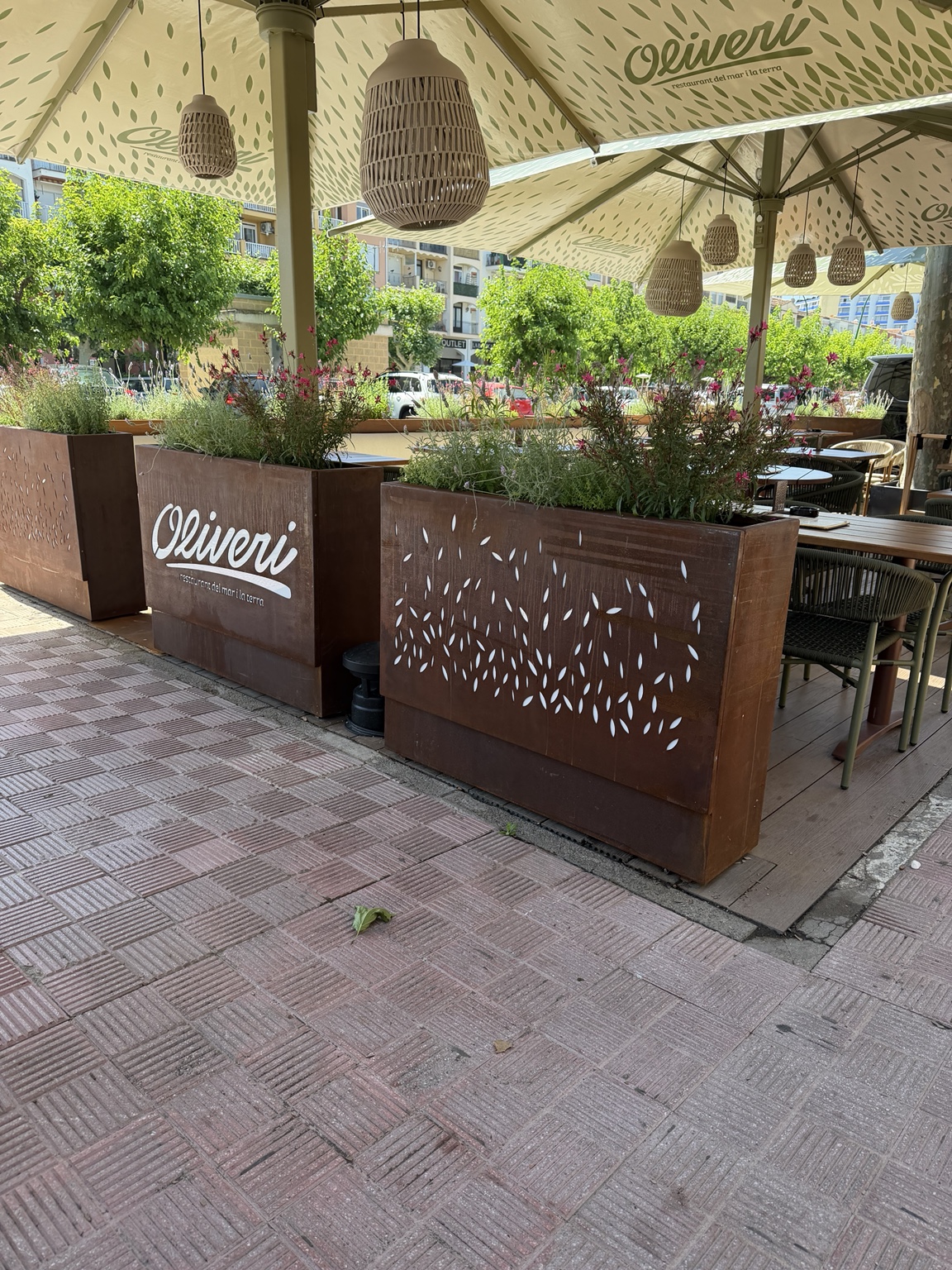 Jardineras de acero corten en la terraza de un establecimiento