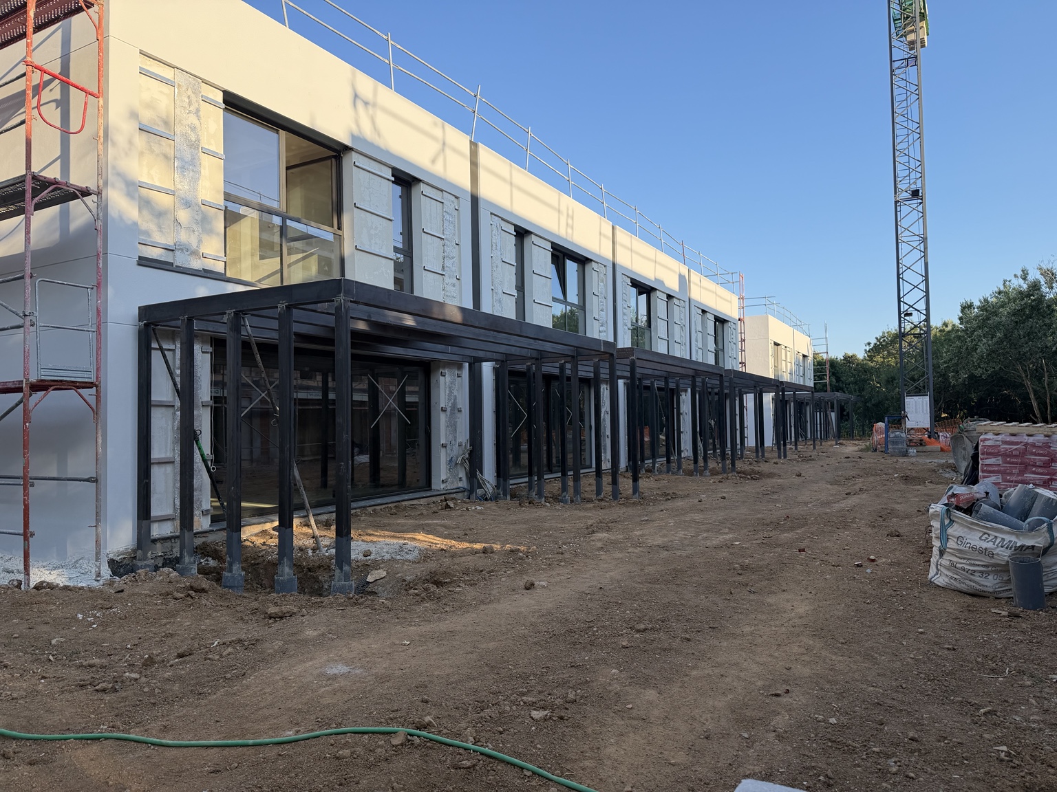 Estructuras metálicas instaladas en fachadas de viviendas en obra